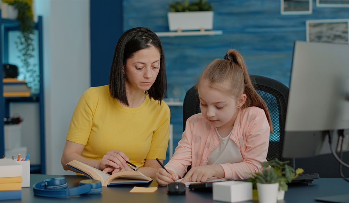 women study english to little girl